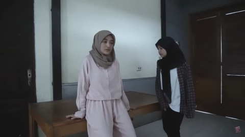 Melihat Rumah Unik Milik Arafah Rianti, Ada Pintu hingga Boneka yang Menggantung (5)