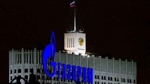 Logo Gazprom di Gedung Putih Moskow. Foto: Reuters