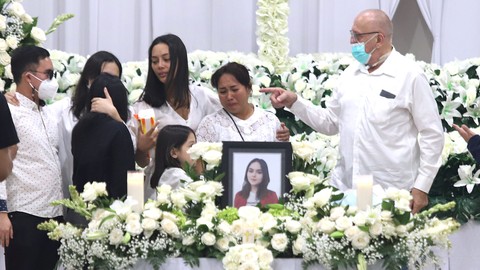 Keluarga mengiringi jenazah selebgram Laura Anna untuk dikremasi di Grand Heaven, Jakarta, Kamis, (16/12). Foto: Ronny