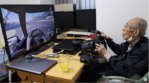 Kakek gamer jago main game balap. Foto: Olivin Corp via YouTube