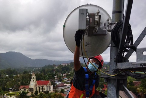 Petugas mengecek persiapan jaringan XL Axiata di menara BTS. Foto: XL Axiata