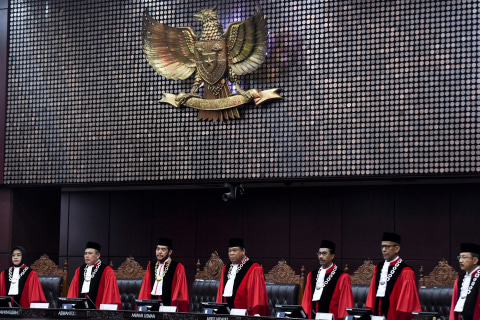 Ketua Mahkamah Konstitusi Anwar Usman (ketiga kiri) bersama majelis hakim lainnya .  Foto: ANTARA FOTO/Hafidz Mubarak A