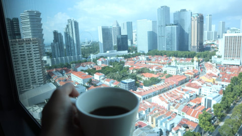 Kamar yang ditempati kumparan dilengkapi dengan jendela yang menawarkan city view Singapore flyer Foto: Helinsa Rasputri/kumparan