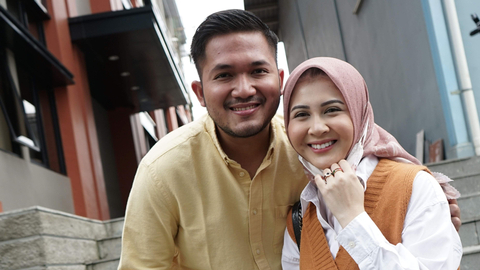 Kesha Ratuliu bersama suaminya Adhi saat ditemui dikawasan Tendean, Jakarta, Senin, (15/2). Foto: Ronny