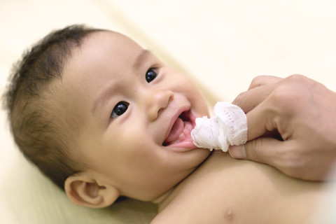 Ilustrasi bayi diperiksa giginya. Foto: Shutter Stock