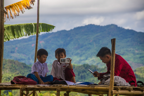 Siswa dan mahasiswa belajar secara "online" atau daring di pondok puncak bukit Merona, desa Hinas Kanan, Kabupaten Hulu Sungai Tengah, Kalimantan Selatan, Senin (27/9/2021). Foto: BAYU PRATAMA S/ANTARA FOTO