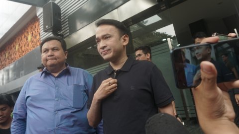 Ruben Onsu (kanan) di Polda Metro Jaya, Jakarta, Selasa (28/1). Foto: Iqbal Firdaus/kumparan