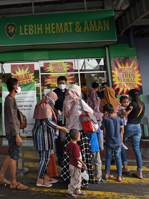 Foto: Giant Sempu di Banten Diserbu Pembeli Jelang Penutupan Gerai