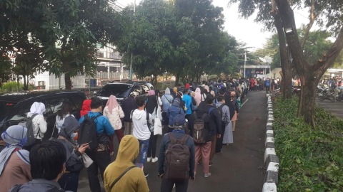 Foto: Antrean Panjang Penumpang KRL di Stasiun Bekasi (2)