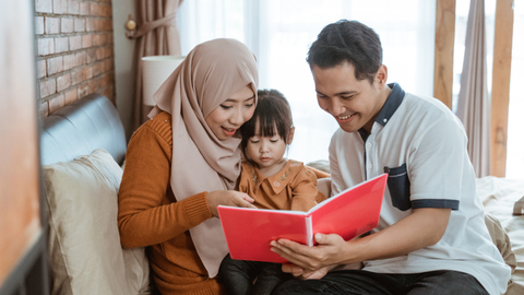 Ilustrasi membacakan dongeng Nabi Ibrahim untuk anak. Foto: Shutter Stock