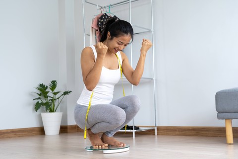 Ilustrasi menimbang usai diet. Foto: Shutter Stock