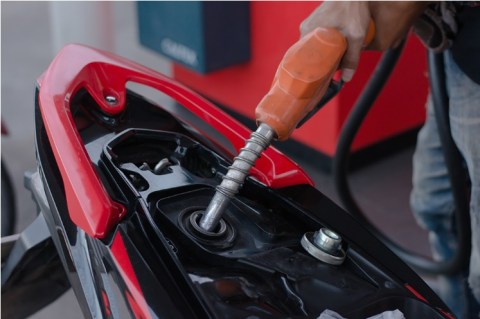 Ilustrasi mengisi BBM sepeda motor. Foto: dok. AHM