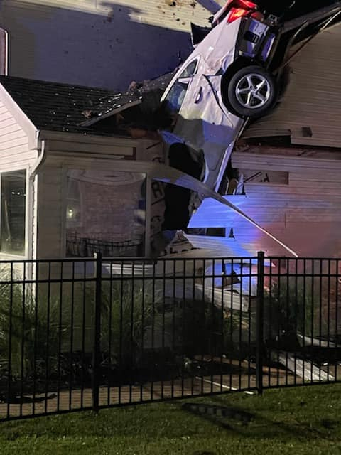 Lagi Enak Tidur Malah Kejatuhan Mobil dari Atap Rumah