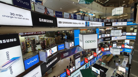 Pedagang ponsel di ITC Roxy Mas, Jakarta. Foto: Bianda Ludwianto/kumparan