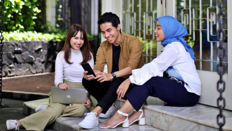 Ilustrasi karyawan berdiskusi di kantor. Foto: Aditia Noviansyah/kumparan