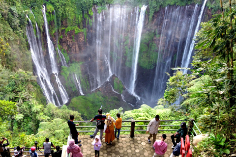Wisatawan melihat panorama air terjun Tumpak Sewu di Pronojiwo, Lumajang, Jawa Timur, Minggu (27/6/2021). Foto: Budi Candra Setya/Antara Foto