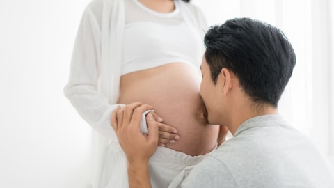 suami mencium perut ibu hamil Foto: Shutterstock