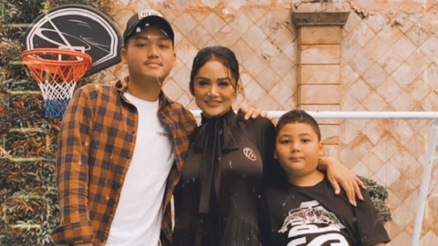 Azriel Hermansyah bertemu Krisdayanti sebelum pergi ke Dubai. Foto: Instagram/@krisdayantilemos