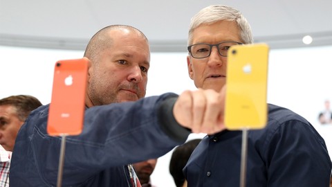 Kepala desain Apple, Jony Ive (kiri), bersama CEO Apple, Tim Cook, dalam peluncuran produk iPhone XR tahun 2018. Foto: AFP