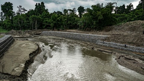 Kondisi Kali Kabur Arsopura yang dipasangi talud jaring di Kabupaten Keerom, Papua, Sabtu (12/06/2021). Foto: Indrayadi TH/ANTARA FOTO