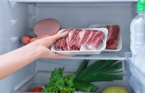 Ilustrasi menyimpan daging di dalam kulkas. Foto: Shutterstock