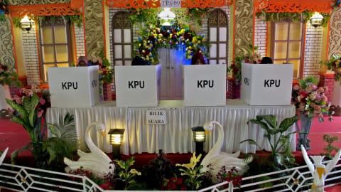 Warga melakukan pencoblosan pada Pemilu 2019 di TPS 09 yang berkonsep acara resepsi pernikahan, di Kelurahan Sambiroto, Semarang, Jawa Tengah, Rabu (17/4). Foto: ANTARA FOTO/R. Rekotomo