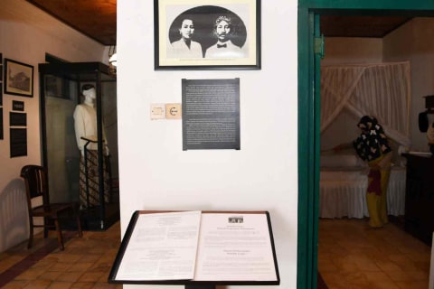 Koleksi museum HOS Tjokroaminoto di Jalan Peneleh VII No 29, Surabaya, Jawa Timur, Senin (28/1/2019).  Foto: ANTARA FOTO/Zabur Karuru