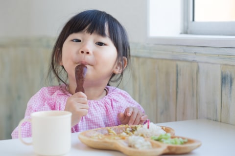 Ilustrasi anak konsumsi makanan sehat. Foto: Shutterstock