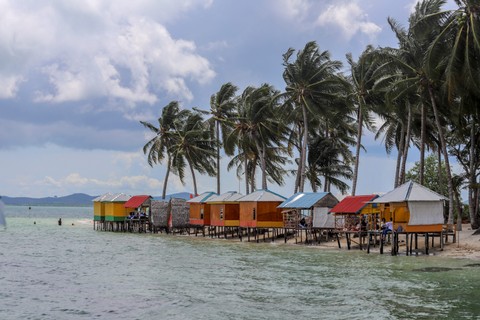 Sejumlah wisatawan berada di kawasan wisata Pulau Mubud, Batam, Kepulauan Riau, Sabtu(18/9).  Foto: Teguh Prihatna/ANTARA FOTO