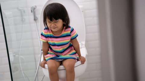 anak BAB di toilet Foto: Shutterstock