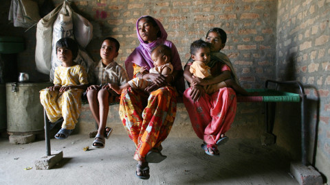 Ilustrasi orang miskin di India. Foto: AFP/Pedro Ugarte