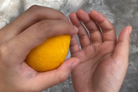 Ilustrasi menghilangkan bau bawang di tangan dengan lemon. Foto: Ade Naura Intania/kumparan 