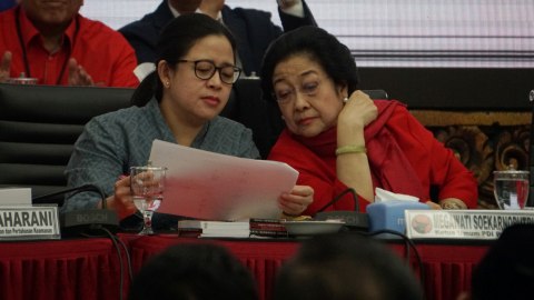 Ketua umum PDIP, Megawati Soekarno Putri (kiri) dan Ketua DPR RI Puan Maharani di Kantor DPP PDI Perjuangan, Jakarta.  Foto: Jamal Ramadhan/kumparan