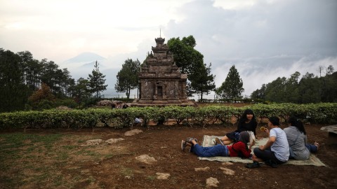 Pengunjung berbincang di Kompleks Candi Gedong Songo, Bandungan, Semarang, Jawa Tengah. Foto: Aditia Noviansyah/kumparan 