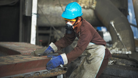 Aktivitas di pabrik PT Timah (Persero) Tbk (TINS). Foto: PT Timah 