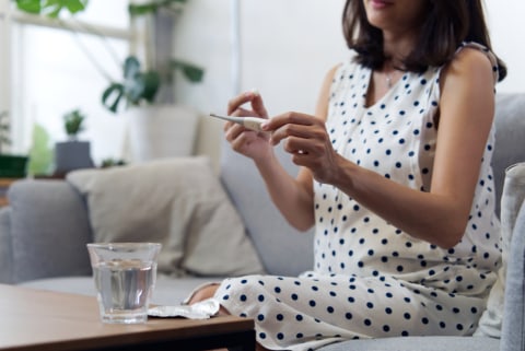 Ilustrasi ibu hamil minum obat.   Foto: Shutterstock