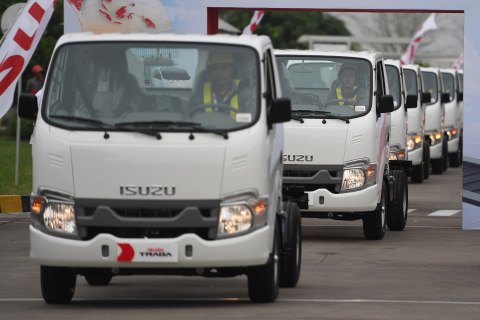 Iring-iringan Isuzu Traga untuk diekspor berjalan setelah dilepas oleh Presiden Joko Widodo di Karawang Timur, Jawa Barat, Kamis (12/12/2019). Foto: ANTARA FOTO/Akbar Nugroho Gumay