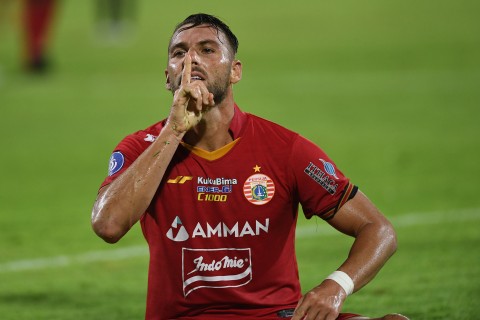 Pesepak bola Persija Jakarta Marco Simic berselebrasi setelah berhasil membobol gawang Arema FC dalam pertandingan sepak bola Liga 1 di Stadion I Wayan Dipta, Gianyar Bali, Sabtu (5/2/2022). Foto: Nyoman Budhiana/Antara