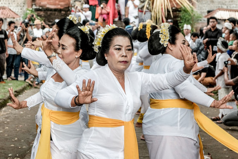 Tari-tarian juga turut dipersembahkan saat tradisi Perang Topat digelar. Foto: dok. Kemenparekraf