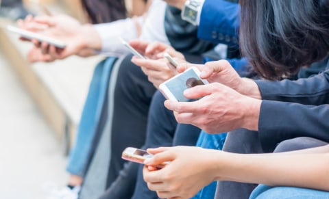 Ilustrasi menggunakan sosial media. Foto: Shutter Stock