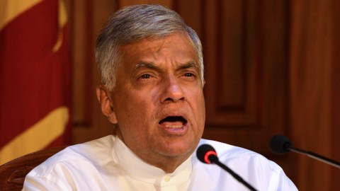 Mantan Presiden Sri Lanka, Ranil Wickremesinghe berbicara saat konferensi pers. Foto: AFP/ISHARA S. KODIKARA