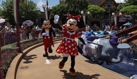 Disneyland California Kembali Dibuka Usai Tutup Setahun Akibat Pandemi COVID-19 (2)