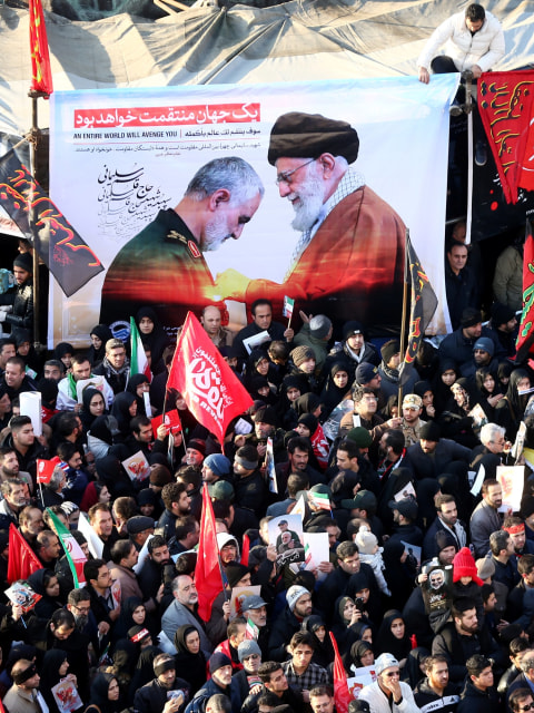 Warga menghadiri prosesi pemakaman jenazah Jenderal Qassem Soleimani di Teheran, Iran, empat tahun lalu. Foto: Nazanin Tabatabaee / WANA/ via REUTERS