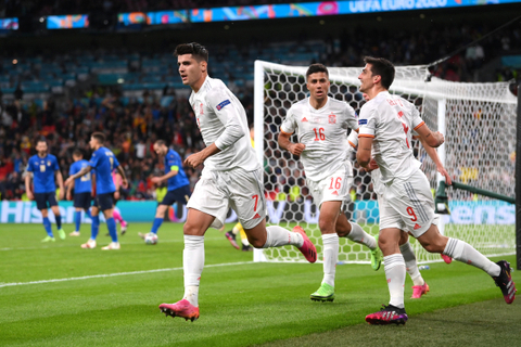 Selebrasi pemain Spanyol Alvaro Morata usai mencetak gol ke gawang Italia pada pertandingan semi final Euro 2020 di Stadion Wembley, London, Inggris. Foto: Laurence Griffiths/REUTERS