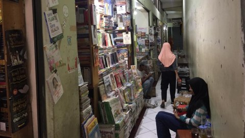 Suasana di lokasi shopping buku bajakan. Foto: Arfiansyah Panji Purnandaru/kumparan