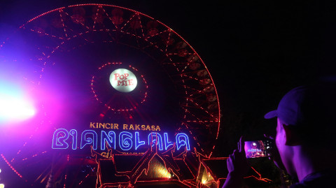 Wahana Bianglala pada malam hari di Dufan, Taman Impian Jaya Ancol Foto: Helinsa Rasputri/kumparan