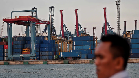 Suasana aktivitas bongkar muat peti kemas di Pelabuhan Tanjung Priok, Jakarta, Rabu (14/8). Foto: ANTARA FOTO/Aditya Pradana Putra