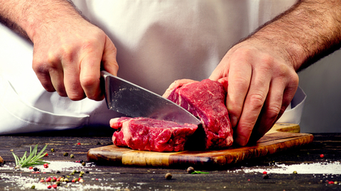 Ilustrasi memotong daging dengan pisau. Foto: Shutter Stock