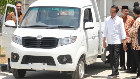 Presiden Joko Widodo (kanan) didampingi Menteri Perindustrian Airlangga Hartarto (kiri) mengamati salah satu produk mobil keluaran pabrik mobil Esemka. Foto: ANTARA FOTO/Aloysius Jarot Nugroho
