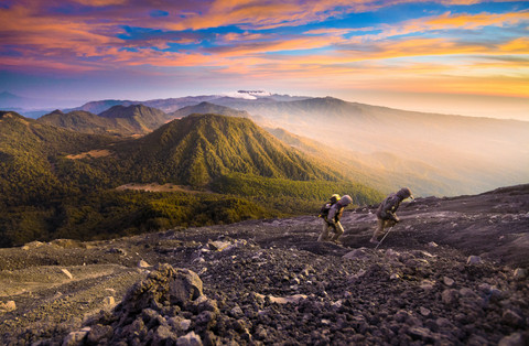 Ilustrasi mendaki Gunung Slamet via Bambangan. Foto: Shutterstock